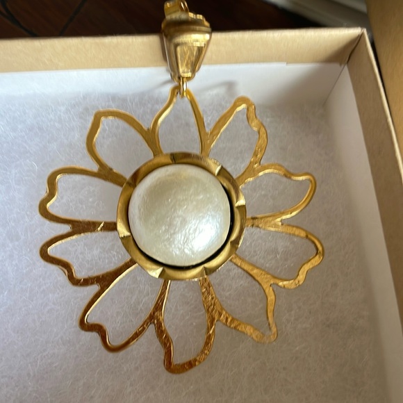 New never worn in original packaging. Pierced earrings - Picture 1 of 2